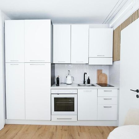Bright Tiny Studio - Shared Pool & Sauna - Free Parking - Air Condition Muralto Bagian luar foto