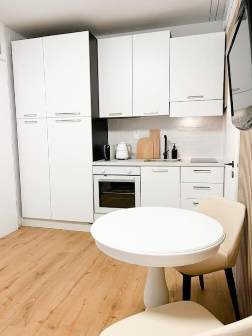 Bright Tiny Studio - Shared Pool & Sauna - Free Parking - Air Condition Muralto Bagian luar foto