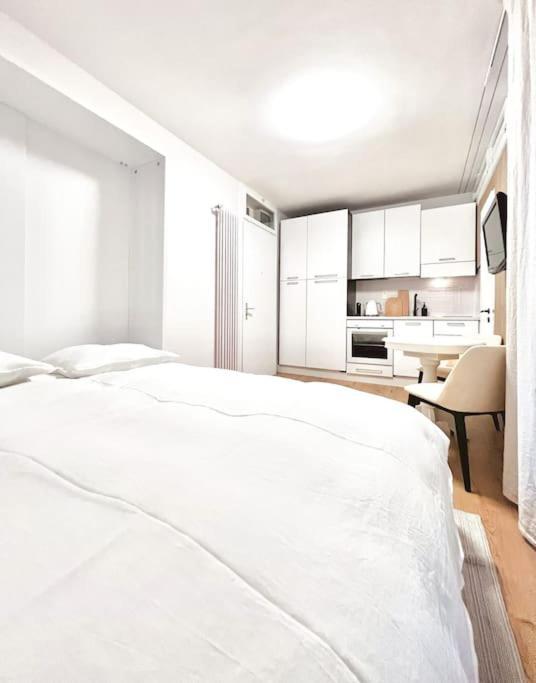 Bright Tiny Studio - Shared Pool & Sauna - Free Parking - Air Condition Muralto Bagian luar foto