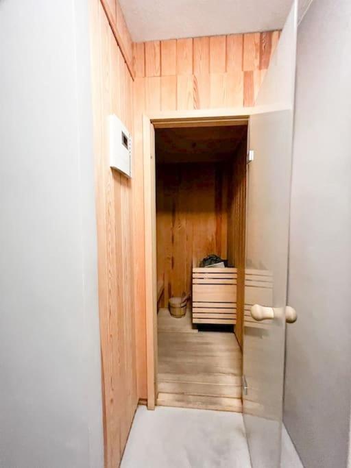 Bright Tiny Studio - Shared Pool & Sauna - Free Parking - Air Condition Muralto Bagian luar foto