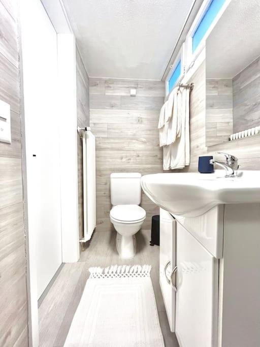 Bright Tiny Studio - Shared Pool & Sauna - Free Parking - Air Condition Muralto Bagian luar foto