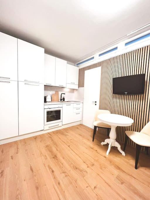 Bright Tiny Studio - Shared Pool & Sauna - Free Parking - Air Condition Muralto Bagian luar foto